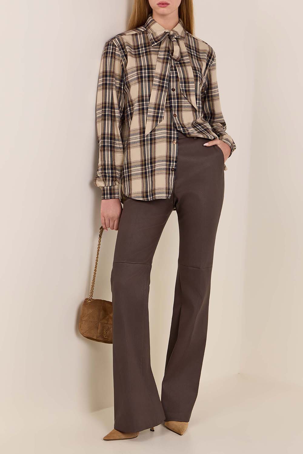 חולצת כפתורים עם צווארון קשירה